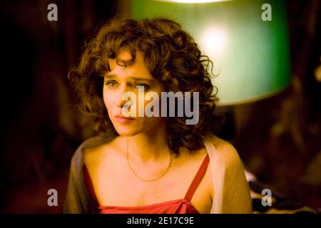 ESCLUSIVO. Valeria Golino sul set di 'Baiser Papillon', diretto da Karine Silla con Vincent Perez, Iman Perez e Roxanne Departdieu, Francia, 2010. Foto di Jean-Marie Marion/ABACAPRESS.COM Foto Stock