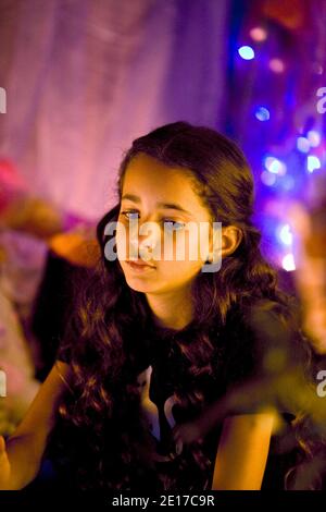 ESCLUSIVO. Iman Perez sul set di 'Baiser Papillon', diretto da Karine Silla con Vincent Perez, Iman Perez e Roxanne Depardieu, Francia, 2010. Foto di Jean-Marie Marion/ABACAPRESS.COM Foto Stock