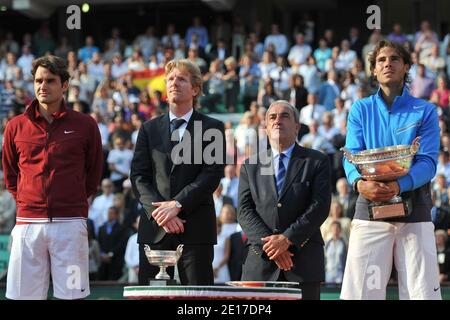 La spagnola Rafael Nadal festeggia con il Trofeo. Sconfigge Roger Federer 7-5, 7-6, 5-7, 6-1 della Svizzera nella loro finale durante il giorno 15 del French Tennis Open 2011 alla Roland-Garros Arena di Parigi, Francia, il 5 giugno 2011. Foto di Christophe Guibbaud/ABACAPRESS.COM Foto Stock