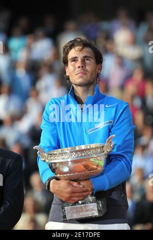 La spagnola Rafael Nadal festeggia con il Trofeo. Sconfigge Roger Federer 7-5, 7-6, 5-7, 6-1 della Svizzera nella loro finale durante il giorno 15 del French Tennis Open 2011 alla Roland-Garros Arena di Parigi, Francia, il 5 giugno 2011. Foto di Christophe Guibbaud/ABACAPRESS.COM Foto Stock