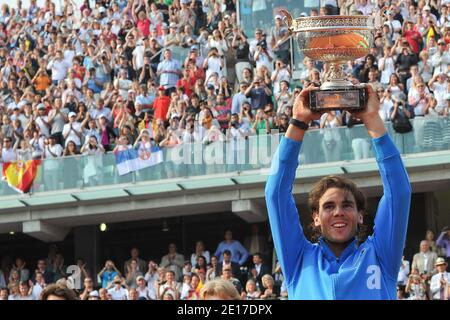 La spagnola Rafael Nadal festeggia con il Trofeo. Sconfigge Roger Federer 7-5, 7-6, 5-7, 6-1 della Svizzera nella loro finale durante il giorno 15 del French Tennis Open 2011 alla Roland-Garros Arena di Parigi, Francia, il 5 giugno 2011. Foto di Christophe Guibbaud/ABACAPRESS.COM Foto Stock