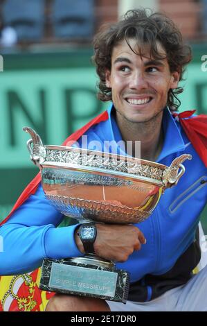 La spagnola Rafael Nadal festeggia con il Trofeo. Sconfigge Roger Federer 7-5, 7-6, 5-7, 6-1 della Svizzera nella loro finale durante il giorno 15 del French Tennis Open 2011 alla Roland-Garros Arena di Parigi, Francia, il 5 giugno 2011. Foto di Christophe Guibbaud/ABACAPRESS.COM Foto Stock