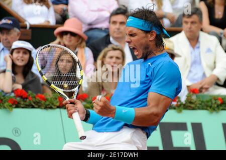 La spagnola Rafael Nadal festeggia dopo aver sconfitto il svizzero Roger Federer 7-5, 7-6, 5-7, 6-1 nel loro incontro finale durante il giorno 15 del French Tennis Open 2011 alla Roland-Garros Arena di Parigi, Francia, il 5 giugno 2011. Foto di Henri Szwarc/ABACAPRESS.COM Foto Stock