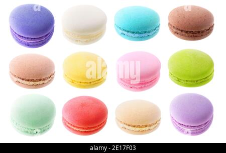 Raccolta di macaroni isolati. 12 macaron di diversi colori isolati su sfondo bianco Foto Stock