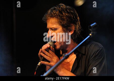 Hubert-Felix Thiefaine suona dal vivo al 'la Fleche d'Or' di Parigi, in Francia, il 6 giugno 2011. Foto di Alban Wyters/ABACAPRESS.COM Foto Stock