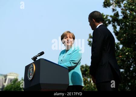 Angela Merkel, cancelliere tedesco, a sinistra, parla durante una cerimonia di benvenuto con il presidente degli Stati Uniti Barack Obama sul prato sud della Casa Bianca a Washington, D.C., il 07 giugno 2011. Foto di Andrew Harrer/Bloomberg/ABACAPRESS.COM Foto Stock