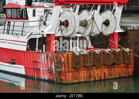 Rusty barche e reti per la cattura di capesante Foto Stock