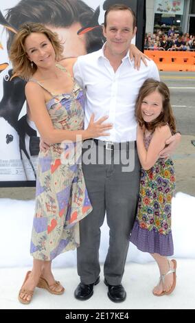 Jennifer Grey, Clark Gregg e Stella Gregg arriveranno per la prima di 'Mr., della XX Century Fox Popper's Penguins' si è tenuto al Grauman's Chinese Theatre di Los Angeles, California, il 12 giugno 2011. Foto di Tonya Wise/ABACAPRESS.COM Foto Stock