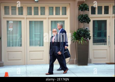 Esclusivo. Gli avvocati William Taylor e Benjamin Brafman lasciano la casa cittadina di Dominique Strauss-Khan a New York City, NY, USA, 13 giugno 2011. Foto di Mehdi Taamallah/ABACAPRESS.COM Foto Stock