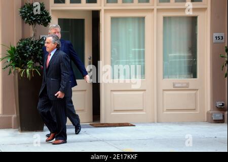 Esclusivo. Gli avvocati William Taylor e Benjamin Brafman lasciano la casa cittadina di Dominique Strauss-Khan a New York City, NY, USA, 13 giugno 2011. Foto di Mehdi Taamallah/ABACAPRESS.COM Foto Stock