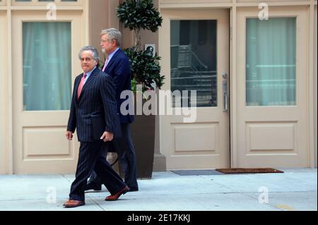 Esclusivo. Gli avvocati William Taylor e Benjamin Brafman lasciano la casa cittadina di Dominique Strauss-Khan a New York City, NY, USA, 13 giugno 2011. Foto di Mehdi Taamallah/ABACAPRESS.COM Foto Stock