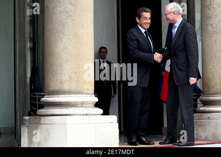 Il presidente francese Nicolas Sarkozy dà il benvenuto al presidente dell'Unione europea Herman Van Rompuy prima di un pranzo di lavoro presso il palazzo presidenziale Elysee a Parigi, in Francia, il 15 giugno 2011. Foto di Stephane Lemouton/ABACAPRESS.COM Foto Stock