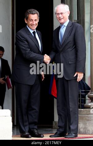 Il presidente francese Nicolas Sarkozy dà il benvenuto al presidente dell'Unione europea Herman Van Rompuy prima di un pranzo di lavoro presso il palazzo presidenziale Elysee a Parigi, in Francia, il 15 giugno 2011. Foto di Stephane Lemouton/ABACAPRESS.COM Foto Stock