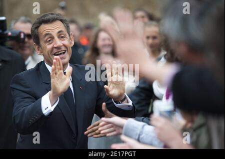 Il presidente francese Nicolas Sarkozy saluta la gente mentre partecipa ad una cerimonia al Mont-Valerien a Suresnes, vicino a Parigi, il 18 giugno 2011, come parte della celebrazione del 71° anniversario dell'appello radiofonico di Charles de Gaulle ai suoi connazionali per resistere all'occupazione nazista. Il 18 giugno 1940, quattro giorni dopo la caduta di Parigi e mentre il governo francese si è preparato a firmare un armistizio con la Germania, il leader militare esiliato ha lanciato un appello appassionato sulle onde aeree della BBC a coloro che tornano a casa. Foto di Fred Dufour/piscina/ABACAPRESS.COM Foto Stock