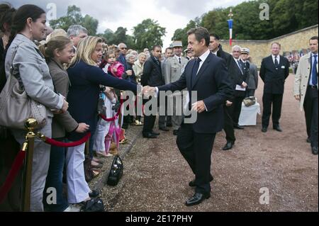 Il presidente francese Nicolas Sarkozy saluta la gente mentre partecipa ad una cerimonia al Mont-Valerien a Suresnes, vicino a Parigi, il 18 giugno 2011, come parte della celebrazione del 71° anniversario dell'appello radiofonico di Charles de Gaulle ai suoi connazionali per resistere all'occupazione nazista. Il 18 giugno 1940, quattro giorni dopo la caduta di Parigi e mentre il governo francese si è preparato a firmare un armistizio con la Germania, il leader militare esiliato ha lanciato un appello appassionato sulle onde aeree della BBC a coloro che tornano a casa. Foto di Fred Dufour/piscina/ABACAPRESS.COM Foto Stock