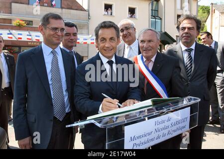 Il Presidente Nicolas Sarkozy con il Ministro per l'Educazione Nazionale, la Gioventù e le organizzazioni di volontariato Luc Chatel, visita la Canourgue (48), Lozere , Francia sudorientale, il 21 giugno 2011. Foto di Pascal Parrot/ABACAPRESS.COM Foto Stock