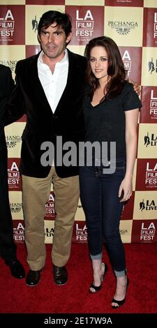 Chris Weitz, Kristen Stewart, A Better Life, Gala Screening al Los Angeles Film Festival 2011 che si tiene al Regal Cinemas L.A. VIVE a Los Angeles, California. 21 giugno 2011. (Nella foto: Chris Weitz, Kristen Stewart). Foto di Baxter/ABACAPRESS.COM Foto Stock