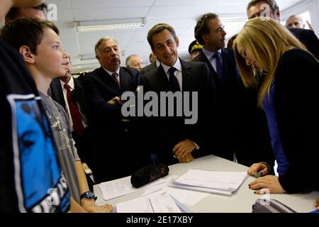 Il presidente francese Nicolas Sarkozy, affiancato dal presidente del Senato francese Gerard Larcher e dal ministro francese dell'Istruzione nazionale, della gioventù e delle organizzazioni di volontariato Luc Chatel, visita il college Blaise Pascal a Plaisir, vicino a Parigi, il 23 giugno 2011. Foto di Nicolas Tavernier/piscina/ABACAPRESS.COM Foto Stock