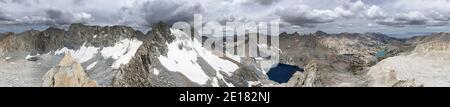 Panorama a 360 gradi dalla cima di Echo Peak in Il bacino del Lago Sabrina delle montagne di Pasqua Sierra vicino Vescovo California Foto Stock