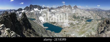 Panorama della catena dei Minareti nella Sierra Nevada vicino I laghi di Mammoth sono stati presi dalla cresta vulcanica Foto Stock