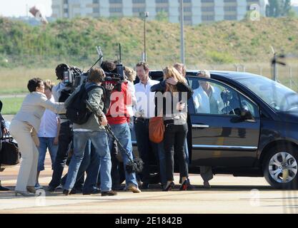 Il reporter francese Herve Ghesquiere dà un abbraccio ad un parente vicino al cameraman Stephane Taponier al loro arrivo all'aeroporto militare di Villacoublay, ad ovest di Parigi, Francia il 30 giugno 2011. Taponier e Ghesquiere della rete statale France 3 sono stati sequestrati nel novembre 2009 nelle montagne di Kapisa, una regione instabile ad est della capitale afghana Kabul. Foto di ABACAPRESS.COM Foto Stock