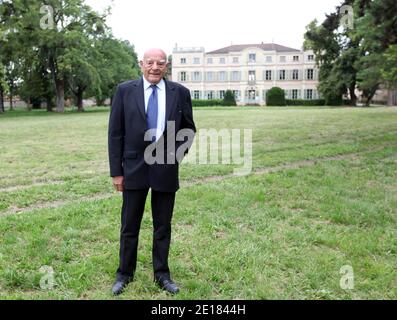 Antoine D'Agay, nipote di Antoine de Saint Exupery, di fronte alla proprietà familiare di Saint-Maurice-de-Remens, Francia, il 29 giugno 2011. Un museo dedicato a Antoine de Saint-Exupery potrebbe finalmente vedere la luce nel 2014, nel castello di Saint-Maurice-de-Remens Francia, la casa dell'infanzia dello scrittore e dell'aeroniere, dove il progetto di ' Casa del Petit Prince ' è stato esposto. Foto di Vincent Dargent/ABACAPRESS.COM Foto Stock