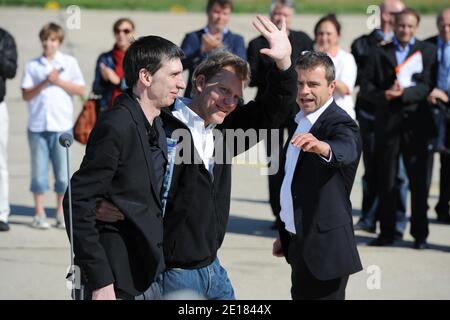 Il cameraman francese Stephane Taponier e il reporter francese Herve Ghesquiere due giornalisti francesi liberati dopo 18 mesi di prigionia per mano dei talebani in Afghanistan, arrivano all'aeroporto militare di Villacoublay, ad ovest di Parigi, Francia, il 30 giugno 2011. Taponier e Ghesquiere della rete statale France 3 sono stati sequestrati nel novembre 2009 nelle montagne di Kapisa, una regione instabile ad est della capitale afghana Kabul. Foto di Nicolas Gouhier/ABACAPRESS.COM Foto Stock