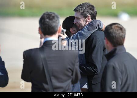 Il cameraman francese Stephane Taponier e il reporter francese Herve Ghesquiere due giornalisti francesi liberati dopo 18 mesi di prigionia per mano dei talebani in Afghanistan, arrivano all'aeroporto militare di Villacoublay, ad ovest di Parigi, Francia, il 30 giugno 2011. Taponier e Ghesquiere della rete statale France 3 sono stati sequestrati nel novembre 2009 nelle montagne di Kapisa, una regione instabile ad est della capitale afghana Kabul. Foto di Nicolas Gouhier/ABACAPRESS.COM Foto Stock