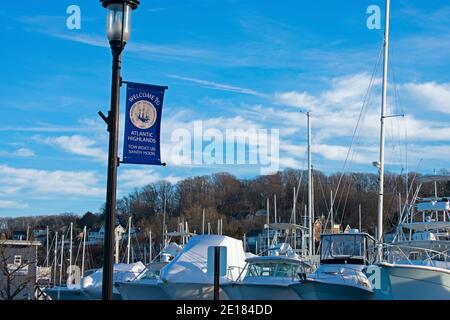 Barche a motore e a vela in secca su blocchi conservati per l'inverno, in attesa di primavera più calda e tempo estivo -02 Foto Stock