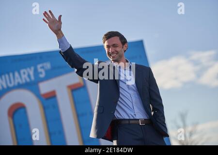 Atlanta, Stati Uniti. 4 gennaio 2021. Jon Ossoff si rivolge alla folla durante il raduno drive-in alla vigilia delle elezioni del Senato della Georgia al Centre Parc Credit Union Stadium il 4 gennaio 2021 ad Atlanta, Georgia. Credit: Sanjeev Singhal/The News Access/Alamy Live News Foto Stock