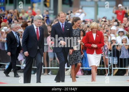 Il duca e duchessa di Cambridge e il primo ministro Stephen Harper e sua moglie Laureen camminano al War Memorial di Ottawa, Canada, il 30 giugno 2011, all'inizio di una visita di nove giorni in Canada. Foto di Douliery-Hahn/ABACAPRESS.COM Foto Stock