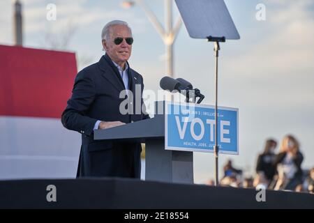 Atlanta, Stati Uniti. 4 gennaio 2021. Il presidente eletto Joe Biden si rivolge alla folla in un raduno drive-in alla vigilia delle elezioni del Senato della Georgia al Centre Parc Credit Union Stadium il 4 gennaio 2021 ad Atlanta, Georgia. Credit: Sanjeev Singhal/The News Access/Alamy Live News Foto Stock