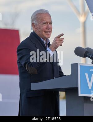 Atlanta, Stati Uniti. 4 gennaio 2021. Il presidente eletto Joe Biden si rivolge alla folla in un raduno drive-in alla vigilia delle elezioni del Senato della Georgia al Centre Parc Credit Union Stadium il 4 gennaio 2021 ad Atlanta, Georgia. Credit: Sanjeev Singhal/The News Access/Alamy Live News Foto Stock