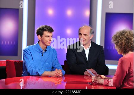 Maxime Brunerie, Eric Legros lors de l'enregistrement de l'emission vie Privee, vie Publique a Paris, France, le 19 mai 2011. Photo Max Colin/ABACAPRESS.COM Foto Stock