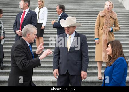 Il rappresentante degli Stati Uniti Matt Rosendale (repubblicano del Montana a grandi dimensioni), a sinistra, parla con il rappresentante degli Stati Uniti Troy Nehls (repubblicano del Texas), centro, E il rappresentante degli Stati Uniti Diana Harshbarger (repubblicano del Tennessee), destra, come si uniscono ad altri membri del GOP del Congresso per una fotografia di gruppo sui gradini del fronte est del Campidoglio degli Stati Uniti a Washington, DC, Lunedi 4 gennaio 2021. Credito: Rod Lammey/CNP /MediaPunch Foto Stock