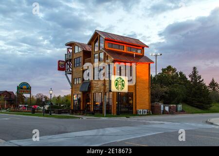 Mackinaw City, Michigan, USA - 29 maggio 2020: L'esterno di un grande negozio Starbucks e il logo all'angolo della popolare cittadina turistica di Mackinaw City Foto Stock