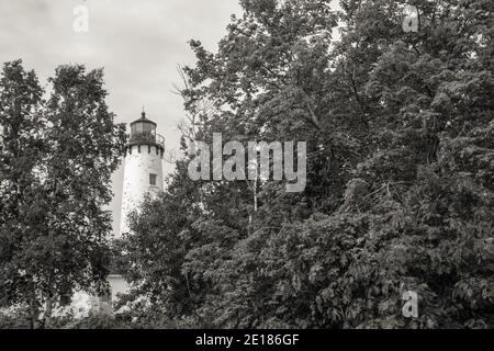 Torre del faro Vintage Lake Superior. Punta Iroquois Faro torre in bianco e nero sulla costa del Lago superiore. Foto Stock