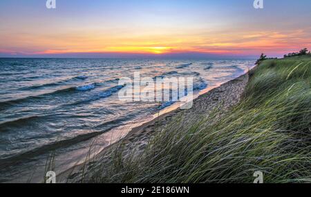 Splendido tramonto sul lago Michigan. Paesaggio scenico al tramonto sulla costa del lago Michigan presso l'Hoffmaster state Park sulla costa di Muskegon, Michigan Foto Stock