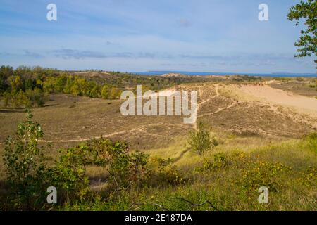 Vista dall'alto del sentiero escursionistico su una massiccia duna di sabbia nel Sleeping Bear Dunes National Lakeshore nello stato del Michigan. Foto Stock