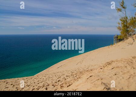 Enorme duna di sabbia e vista sulla costa del lago Michigan a Sleeping Bear Dunes National Lakeshore in Michigan. Foto Stock