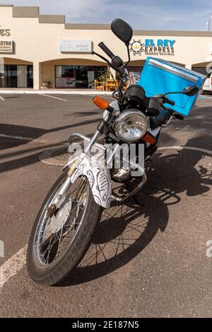 Un motociclo utilizzato per le consegne di cibo. Foto Stock