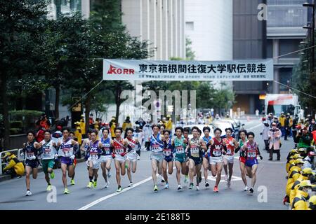 Tokyo, Giappone. 2 gennaio 2021. Inizio Ekiden : la 97a corsa di Hakone Ekiden, corsa di andata e ritorno del Collegio Ekiden di Tokyo-Hakone, prima sezione a Tokyo, Giappone . Credit: AJPS/AFLO SPORT/Alamy Live News Foto Stock