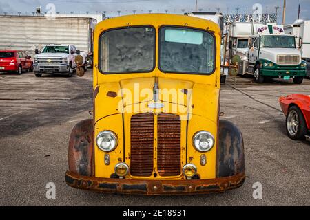 Daytona Beach, FL - 29 novembre 2020: Camion di consegna del latte Divco ad una mostra di auto locale. Foto Stock