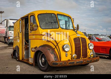 Daytona Beach, FL - 29 novembre 2020: Camion di consegna del latte Divco ad una mostra di auto locale. Foto Stock