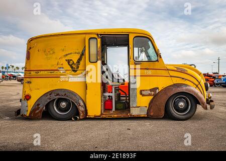 Daytona Beach, FL - 29 novembre 2020: Camion di consegna del latte Divco ad una mostra di auto locale. Foto Stock