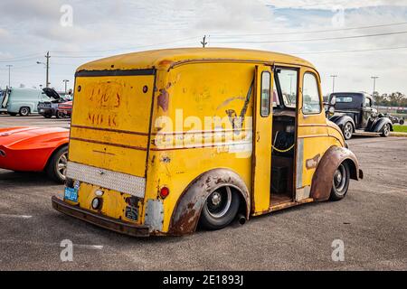 Daytona Beach, FL - 29 novembre 2020: Camion di consegna del latte Divco ad una mostra di auto locale. Foto Stock