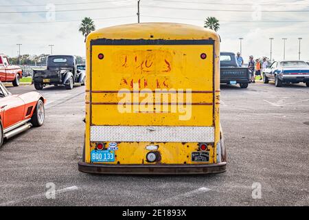 Daytona Beach, FL - 29 novembre 2020: Camion di consegna del latte Divco ad una mostra di auto locale. Foto Stock