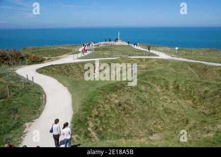 Pointe Du Hoc, Normandia 6 maggio 2013 : turisti ai bunker tedeschi che sono stati catturati dai Rangers statunitensi il D-Day 1944 Foto Stock