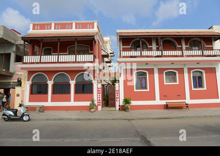 Villa Bayoud Heritage Hotel sul mare a Pondicherry, India. Foto Stock