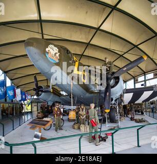 St Mere Eglise, Normandia 7 maggio 2013 : all'interno dell'hangar C47 presso il museo americano Airborne Foto Stock